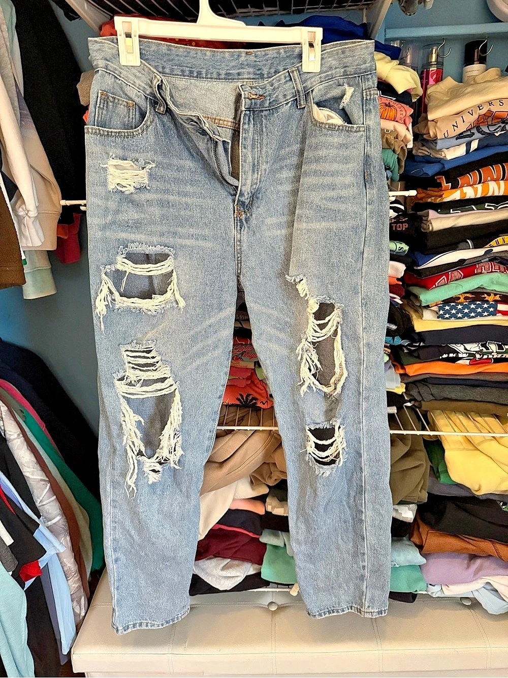 Distressed Straight Leg Jeans in Blue